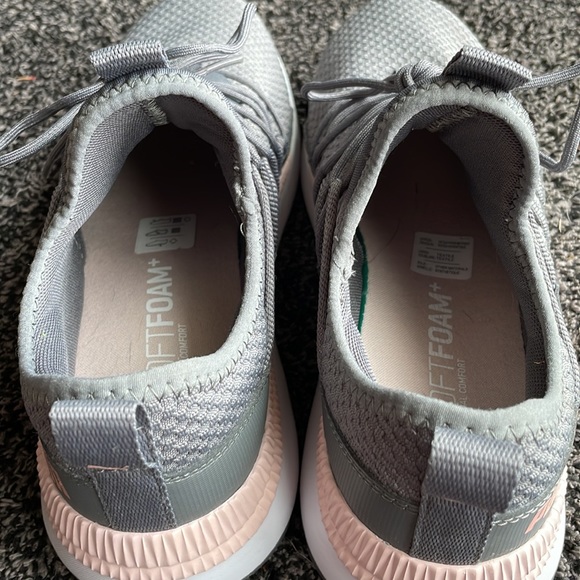 Gray w/pink accent Puma sneakers. Size 8 - Picture 3 of 5
